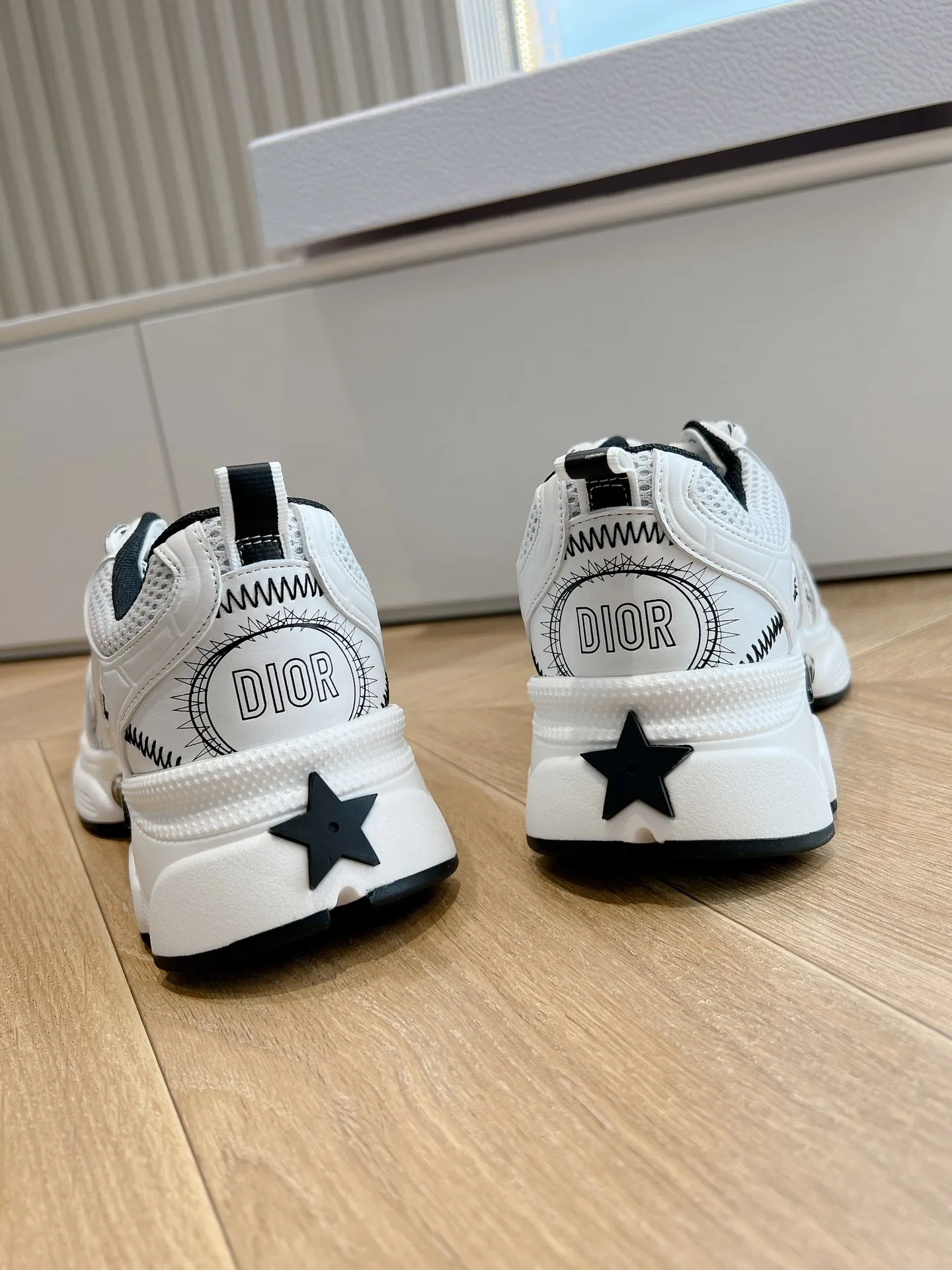 👟👟Ex-factory price 640👟👟 (Top version) Dior Chrono series sports shoes Purchased and developed in Taikoo Hui for RMB 18,200. This Dior chrono sports shoe continues the timeless silhouette and is carefully made of mesh, so it will be particularly comfortable on the feet. It is decorated with CD special craftsmanship logo to enhance the style. The lightweight style is matched with the "Christian Dior" logo thin sole, suitable for all seasons, and can be matched with all kinds of casual looks to add a finishing touch. Classic and super durable. Upper: cowhide stitching. Original molded outsole. Size: 35-41. Full set of counter synchronized gift box 💝 packaging